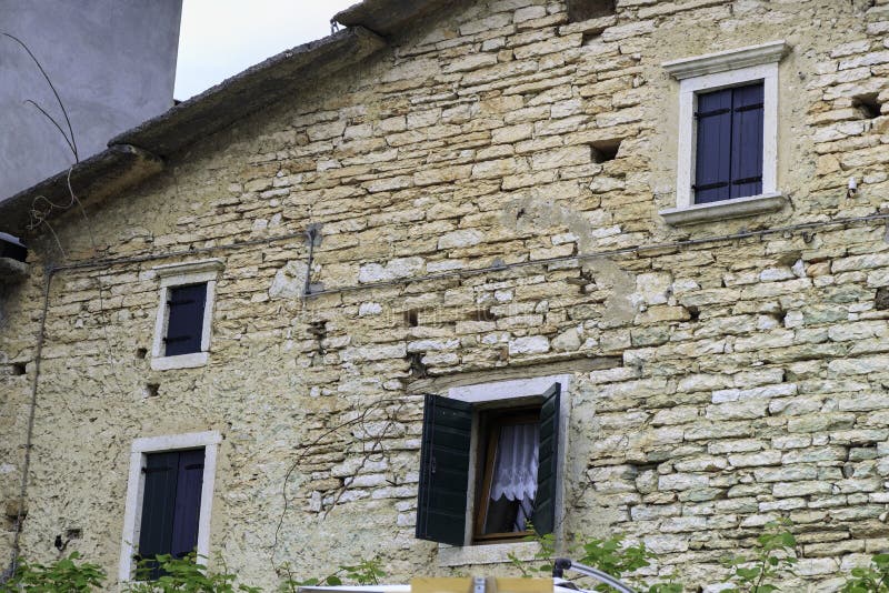 Steenhuis in de berg Italiaanse huizen stock afbeeldingen Steenhuis in de berg Italiaanse huizen stock afbeeldingen