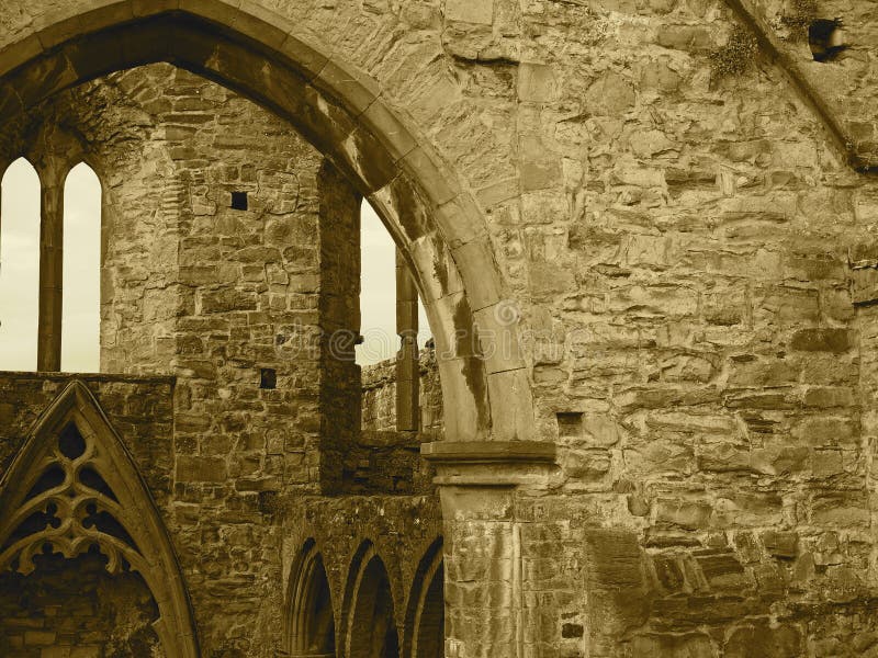 Steenkasteel met Bogen in Ierland in Sepia stock foto Steenkasteel met Bogen in Ierland in Sepia stock foto