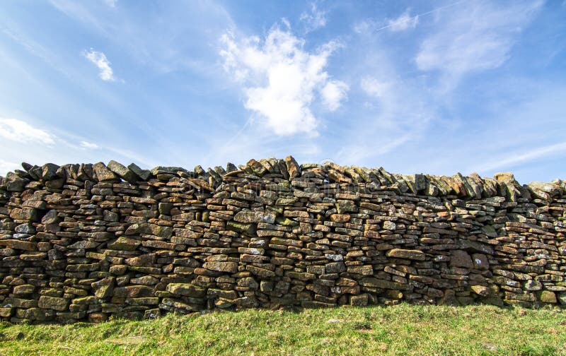 Steenmuur naast een grasrijk gebied in landelijk Engeland royalty-vrije stock afbeelding Steenmuur naast een grasrijk gebied in landelijk Engeland royalty-vrije stock afbeelding