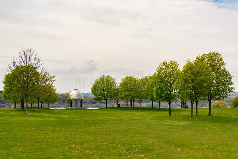 Steenpaviljoen in park met onta van het gazonhamilton van het bomen groene gras royalty-vrije stock foto Steenpaviljoen in park met onta van het gazonhamilton van het bomen groene gras royalty-vrije stock foto