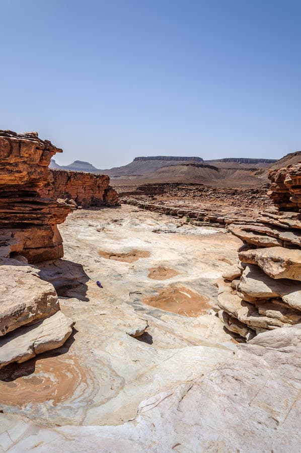 Steenrivier en waterval in het droge seizoen, Draa-vallei (Morocc royalty-vrije stock foto Steenrivier en waterval in het droge seizoen, Draa-vallei (Morocc royalty-vrije stock foto