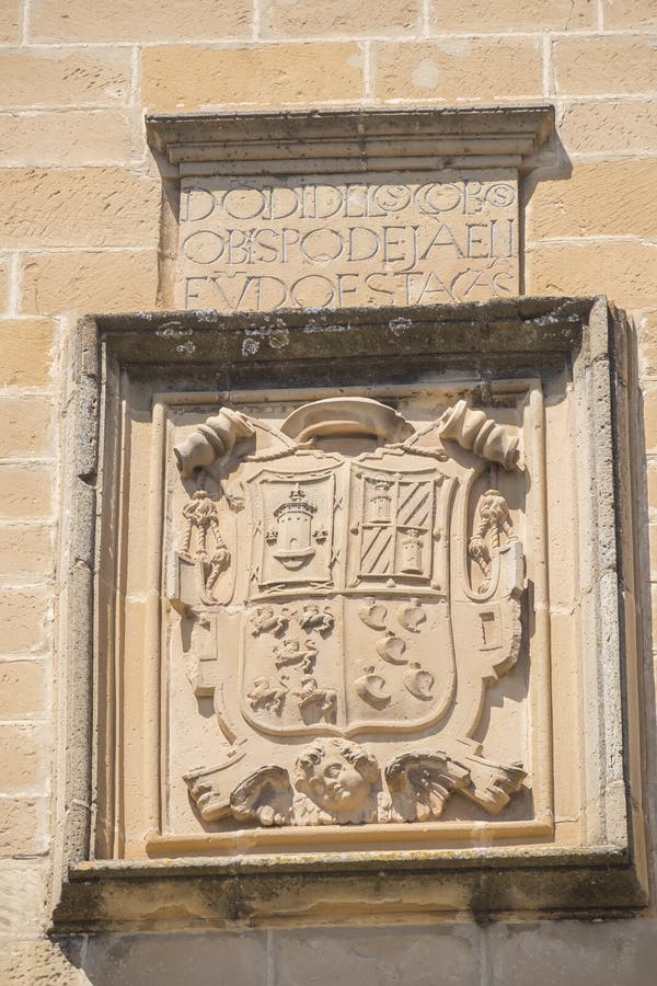 Steenschild op de belangrijkste voorgevel van het Ziekenhuis DE Santiago, Ube royalty-vrije stock afbeelding Steenschild op de belangrijkste voorgevel van het Ziekenhuis DE Santiago, Ube royalty-vrije stock afbeelding