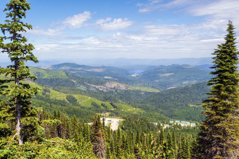 Steep mountain and lake views from the summit of Mt Spokane State Park overlooking the Spokane Washington area on a summer day royalty free stock photography Steep mountain and lake views from the summit of Mt Spokane State Park overlooking the Spokane Washington area on a summer day royalty free stock photography