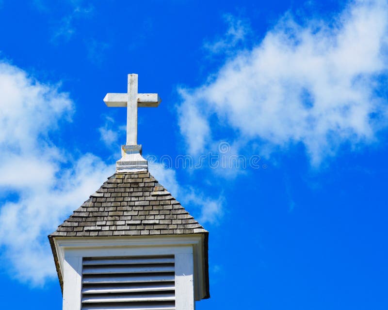 Steeple della chiesa con la traversa fotografie stock libere da diritti Steeple della chiesa con la traversa fotografie stock libere da diritti