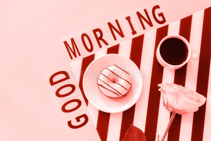Steg den bra morgonen för text, kaffe, munk, blomman på servett och på rosa bakgrund Stilfull arbetsplats för plant lekmanna- beg arkivbilder Steg den bra morgonen för text, kaffe, munk, blomman på servett och på rosa bakgrund Stilfull arbetsplats för plant lekmanna- beg arkivbilder