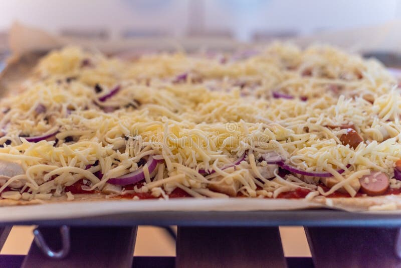 Steg-för-steg ockupation av en pizzadeg royaltyfria foton Steg-för-steg ockupation av en pizzadeg royaltyfria foton