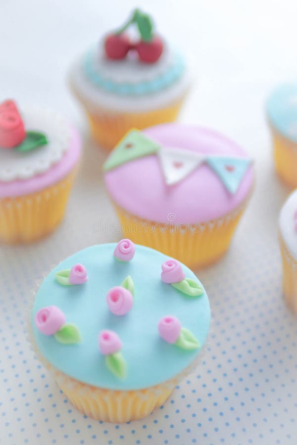 Steg och jordgubbefondantmuffin royaltyfri fotografi