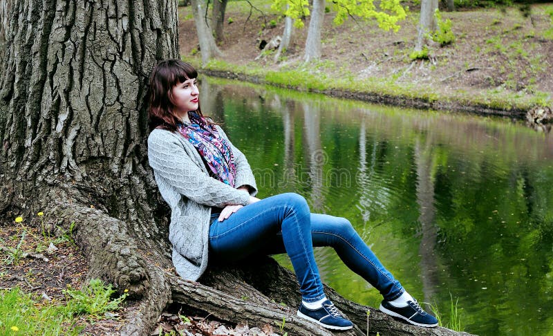 Stehen Sie ein schönes Mädchen still lizenzfreie stockfotografie Stehen Sie ein schönes Mädchen still lizenzfreie stockfotografie