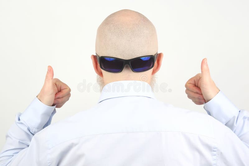 Stehend mit seinem zur? ck, zeigt der Mann Zeichen mit seinen Fingern. Die Stellung mit seiner zur? ck, der Mann zeigt Zeichen mit seinen Fingern