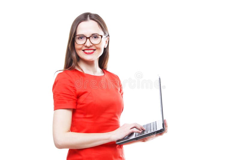 Stehende junge erwachsene Frau im rotem Kleid u. in Gläsern, die Laptop Computer- i halten stockfotografie Stehende junge erwachsene Frau im rotem Kleid u. in Gläsern, die Laptop Computer- i halten stockfotografie