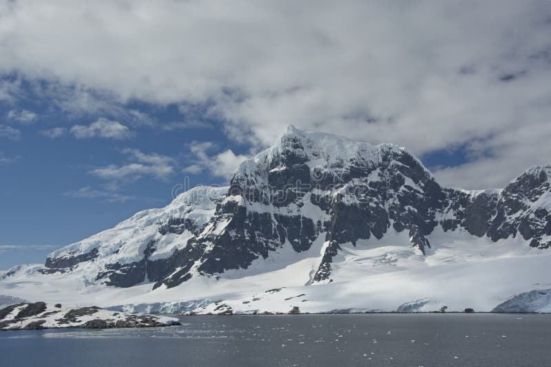 Steile die Bergen van Gerlach Strait worden bekeken royalty-vrije stock afbeeldingen Steile die Bergen van Gerlach Strait worden bekeken royalty-vrije stock afbeeldingen