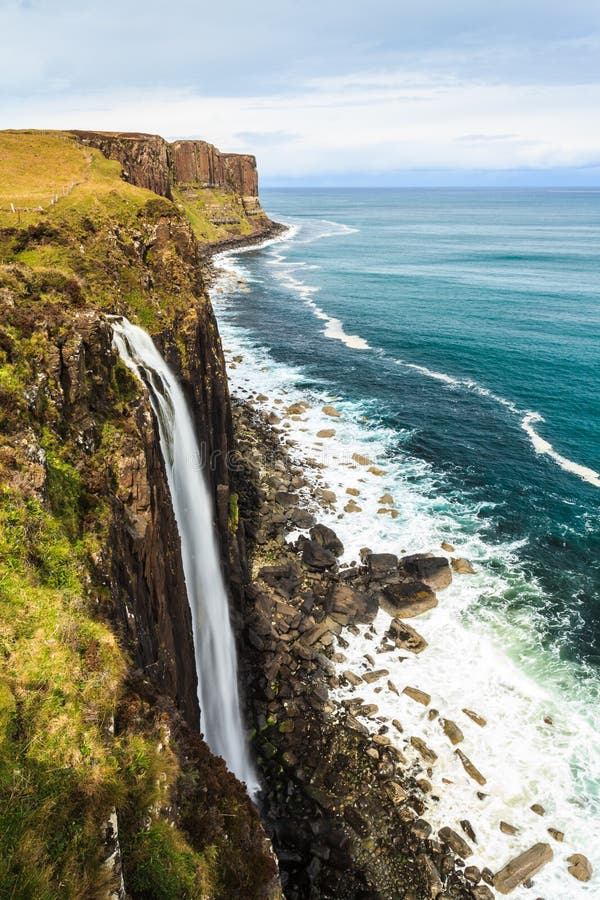 Steile felsige Küstenlinie mit Wasserfall stockbild Steile felsige Küstenlinie mit Wasserfall stockbild
