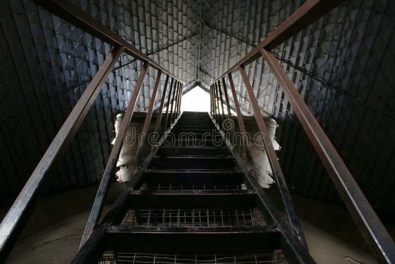 Steile treden die naar het dak van een kerk stijgen royalty-vrije stock afbeelding Steile treden die naar het dak van een kerk stijgen royalty-vrije stock afbeelding
