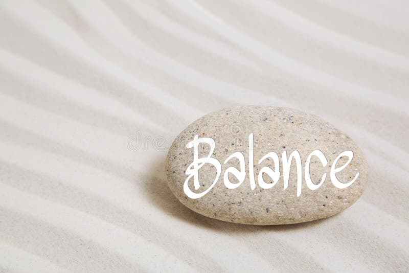 Stein im Sand mit der Wortbalance Idee für Wellness und r lizenzfreies stockfoto Stein im Sand mit der Wortbalance Idee für Wellness und r lizenzfreies stockfoto