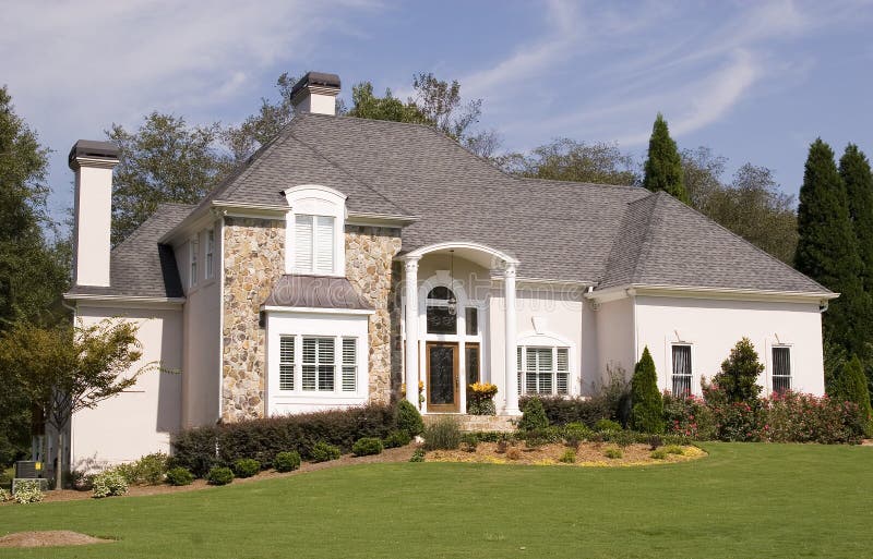 Altes Stuck-Haus Auf Grasartigem Hügel Stockfoto - Bild von haus, gras