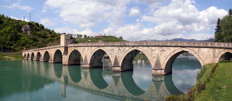 Steinbrücke auf Fluss Drina, Bosnien