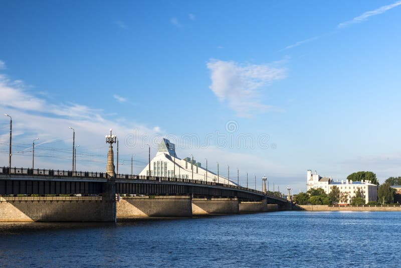 Steinbrücke und Gebäude der nationalen öffentlichen Bibliothek, Riga, Lettland stockfotos Steinbrücke und Gebäude der nationalen öffentlichen Bibliothek, Riga, Lettland stockfotos