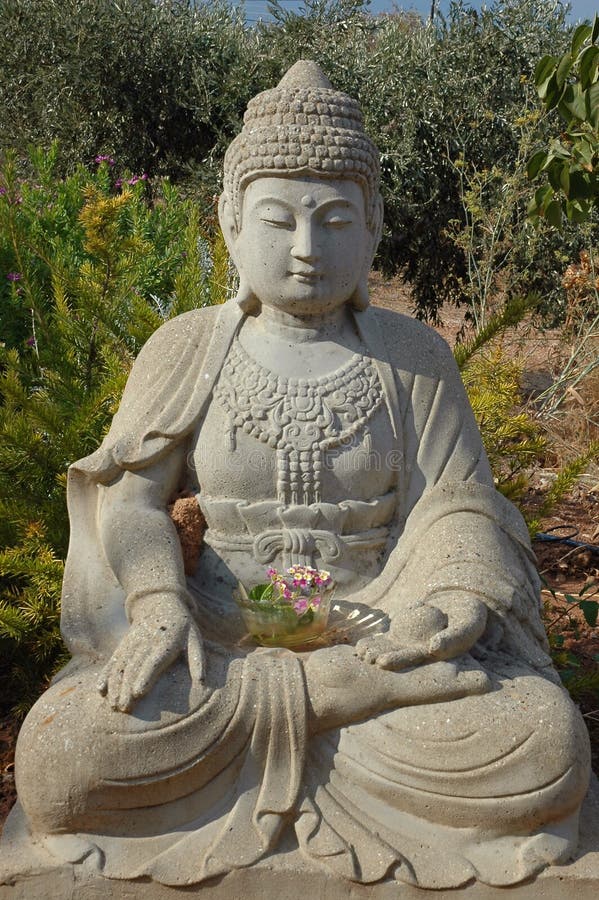 Steinbuddha Staue Im Garten Stockbild Bild von original