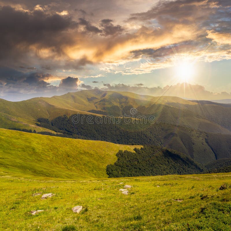 Steine auf dem Abhang des Gebirgszugs bei Sonnenuntergang lizenzfreies stockbild Steine auf dem Abhang des Gebirgszugs bei Sonnenuntergang lizenzfreies stockbild