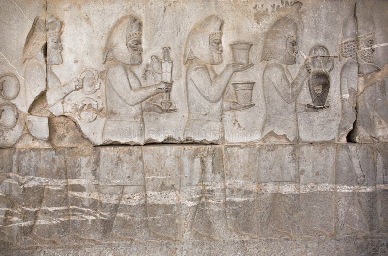 Steinflachrelief mit den alten Leuten, die Lebensmittel und umrandete Waffen in Persepolis, der Iran halten lizenzfreie stockfotos Steinflachrelief mit den alten Leuten, die Lebensmittel und umrandete Waffen in Persepolis, der Iran halten lizenzfreie stockfotos