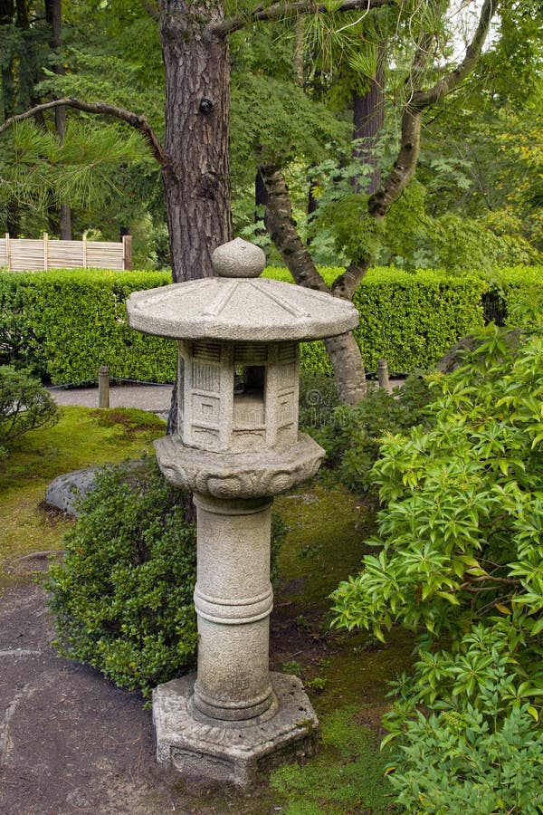 Steinlaterne Und Bäume Im Japanischen Garten Stockbild