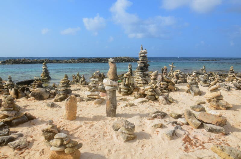Steinsteinhaufen auf Baby-Strand in Aruba lizenzfreies stockbild Steinsteinhaufen auf Baby-Strand in Aruba lizenzfreies stockbild