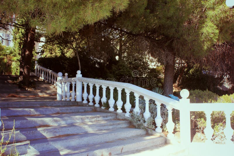 Steintreppe im Garten, eine schöne Grenze des wilden Steins, lizenzfreies stockbild Steintreppe im Garten, eine schöne Grenze des wilden Steins, lizenzfreies stockbild