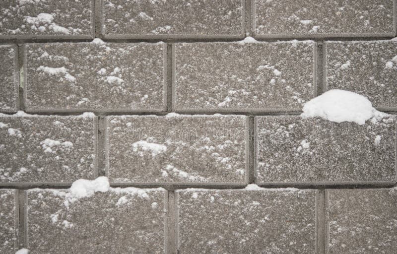 Steinwand mit Schnee lizenzfreie stockfotos Steinwand mit Schnee lizenzfreie stockfotos
