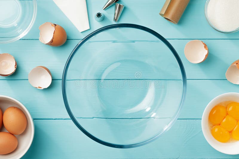 Stekhet bakgrund med ägg och redskap för steg-för-steg recept av maräng arkivfoto Stekhet bakgrund med ägg och redskap för steg-för-steg recept av maräng arkivfoto