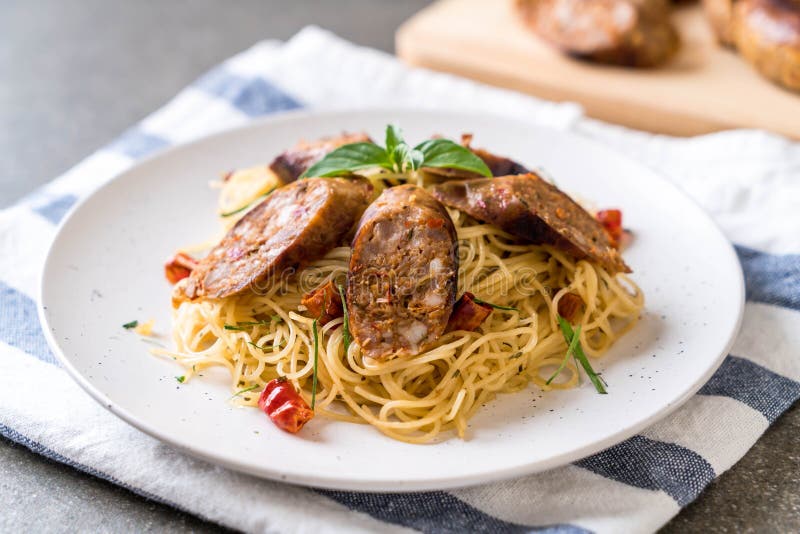Stekt under omrörning spagetti med Sai Aua (Notrhern den thailändska kryddiga korven) royaltyfri fotografi Stekt under omrörning spagetti med Sai Aua (Notrhern den thailändska kryddiga korven) royaltyfri fotografi