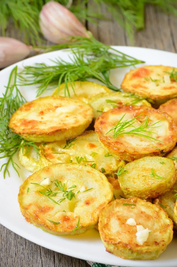 Stekt zucchini med dill royaltyfria bilder Stekt zucchini med dill royaltyfria bilder