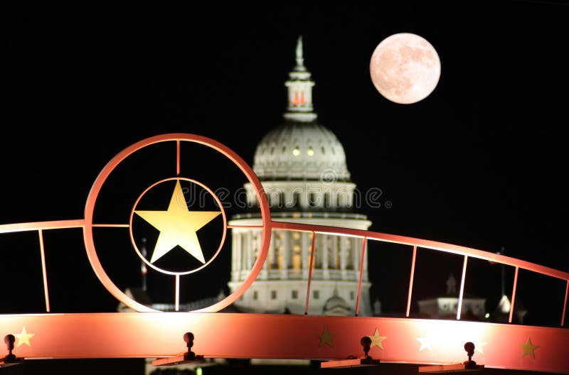 Stella del Texas con la condizione Campidoglio che costruisce alla notte immagini stock libere da diritti Stella del Texas con la condizione Campidoglio che costruisce alla notte immagini stock libere da diritti