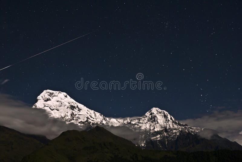 Stella di fucilazione sopra la montagna della neve immagini stock libere da diritti Stella di fucilazione sopra la montagna della neve immagini stock libere da diritti
