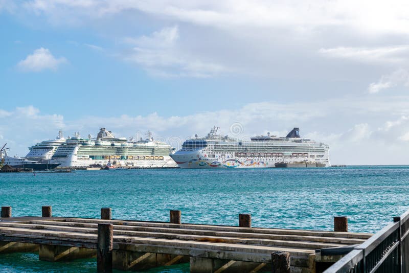 Stella di NCL, gioiello norvegese di Royal Caribbean e navi da crociera della serenata di Royal Caribbean messi in bacino in Phil fotografie stock Stella di NCL, gioiello norvegese di Royal Caribbean e navi da crociera della serenata di Royal Caribbean messi in bacino in Phil fotografie stock