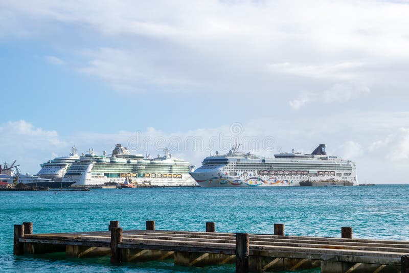 Stella di NCL, gioiello norvegese di Royal Caribbean e navi da crociera della serenata di Royal Caribbean messi in bacino in Phil fotografia stock libera da diritti Stella di NCL, gioiello norvegese di Royal Caribbean e navi da crociera della serenata di Royal Caribbean messi in bacino in Phil fotografia stock libera da diritti