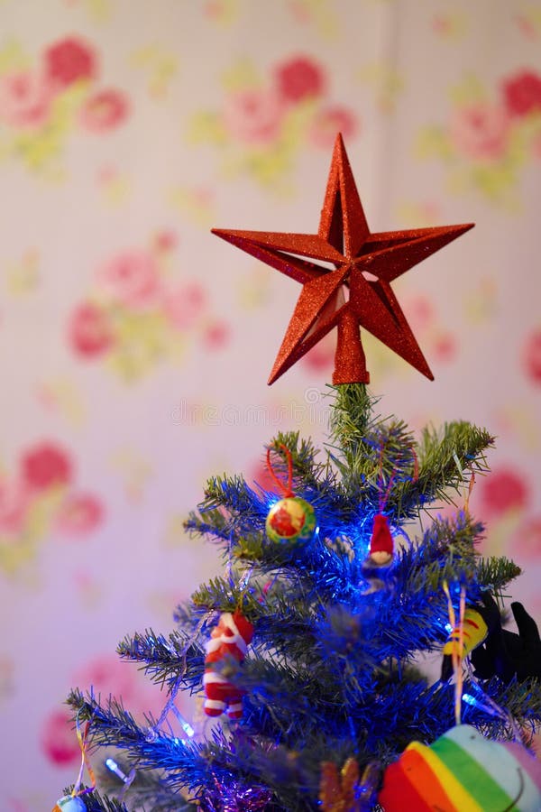 Stella sulla cima per la decorazione dell'albero di Natale immagini stock libere da diritti Stella sulla cima per la decorazione dell'albero di Natale immagini stock libere da diritti