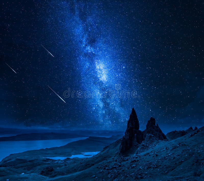 Stelle cadenti sopra l'uomo anziano di Storr alla notte, Scozia fotografie stock Stelle cadenti sopra l'uomo anziano di Storr alla notte, Scozia fotografie stock