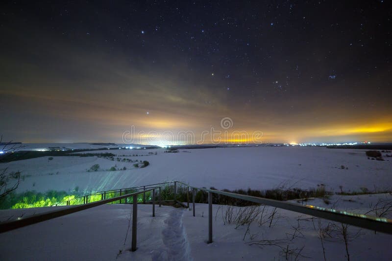 Stelle del cielo notturno con le nuvole Paesaggio di inverno di Snowy immagini stock Stelle del cielo notturno con le nuvole Paesaggio di inverno di Snowy immagini stock