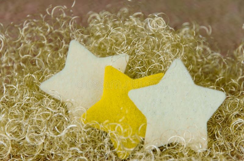 Stelle di Natale in fondo d'oro brillante fotografia stock libera da diritti Stelle di Natale in fondo d'oro brillante fotografia stock libera da diritti