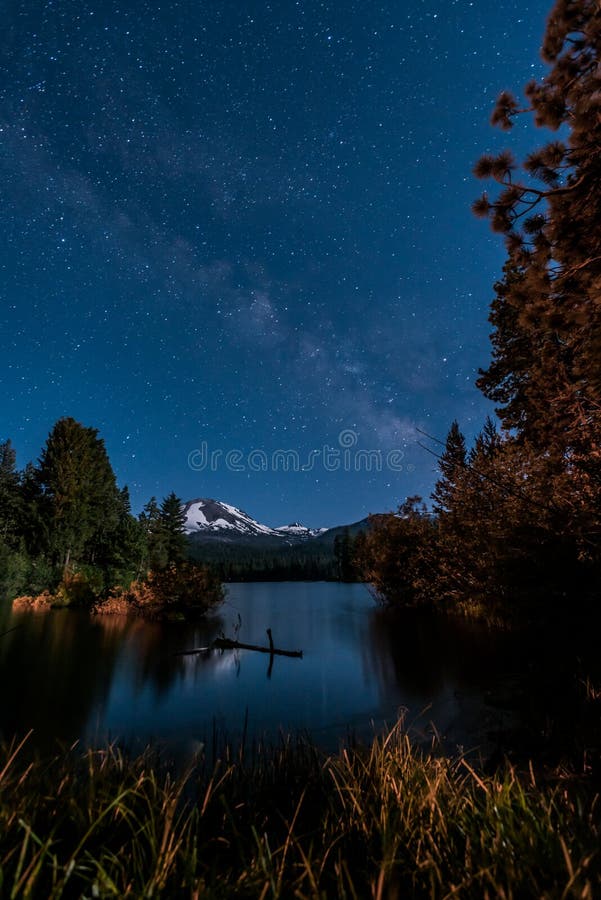 Stelle e Via Lattea sopra il lago Manzanita immagine stock libera da diritti Stelle e Via Lattea sopra il lago Manzanita immagine stock libera da diritti