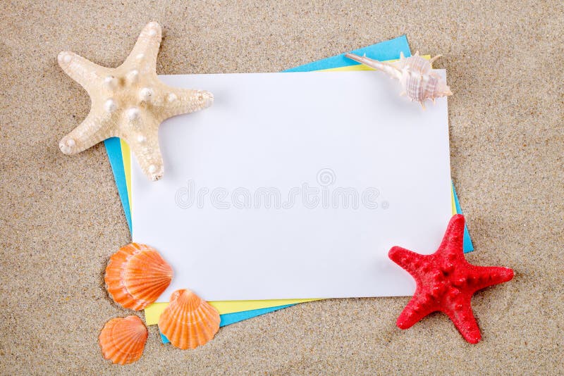 Stelle marine e conchiglie che si trovano sulla sabbia sulla cartolina fotografia stock Stelle marine e conchiglie che si trovano sulla sabbia sulla cartolina fotografia stock