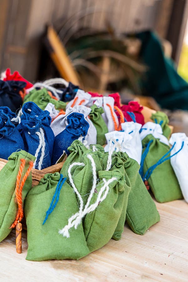 Stellen Sie grüne dunkelblaue weiße mehrfarbige Seilbindung der Sackleinwand auf dem Gegenmedaillengewinner mittelalterlich ein lizenzfreie stockfotografie Stellen Sie grüne dunkelblaue weiße mehrfarbige Seilbindung der Sackleinwand auf dem Gegenmedaillengewinner mittelalterlich ein lizenzfreie stockfotografie