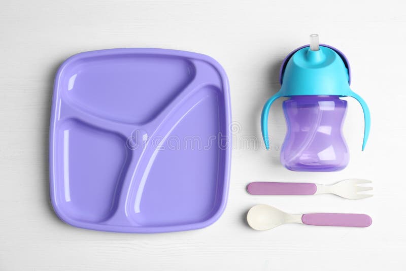Stellen Sie vom Plastikdishware auf flacher Lage des Holztischs ein. einsatzbereit Babynahrung