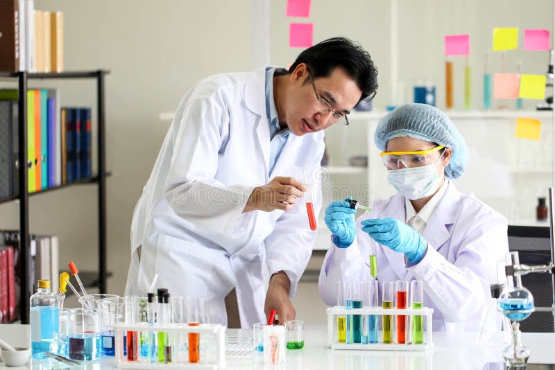 Stellen Sie von der chemischen Rohrentwicklung und -apotheke im Labor-, Biochemie- und Forschungstechnologiekonzept ein lizenzfreies stockbild Stellen Sie von der chemischen Rohrentwicklung und -apotheke im Labor-, Biochemie- und Forschungstechnologiekonzept ein lizenzfreies stockbild