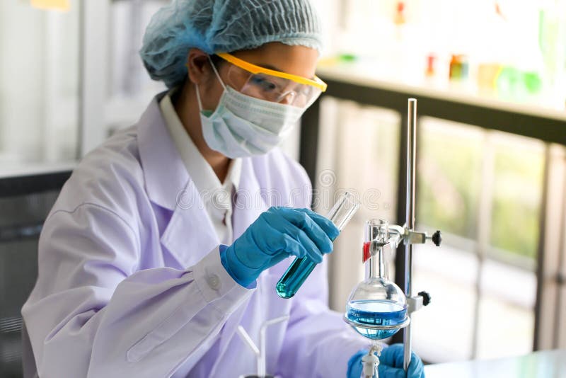 Stellen Sie von der chemischen Rohrentwicklung und -apotheke im Labor-, Biochemie- und Forschungstechnologiekonzept ein lizenzfreie stockbilder Stellen Sie von der chemischen Rohrentwicklung und -apotheke im Labor-, Biochemie- und Forschungstechnologiekonzept ein lizenzfreie stockbilder