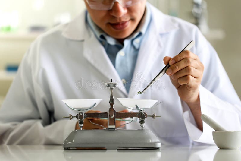 Stellen Sie von der chemischen Rohrentwicklung und -apotheke im Labor-, Biochemie- und Forschungstechnologiekonzept ein lizenzfreie abbildung Stellen Sie von der chemischen Rohrentwicklung und -apotheke im Labor-, Biochemie- und Forschungstechnologiekonzept ein lizenzfreie abbildung