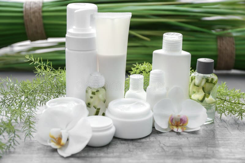 Stellen Sie von der Naturkosmetik mit Kräuterauszug auf grauer Tabelle ein lizenzfreie stockfotografie Stellen Sie von der Naturkosmetik mit Kräuterauszug auf grauer Tabelle ein lizenzfreie stockfotografie