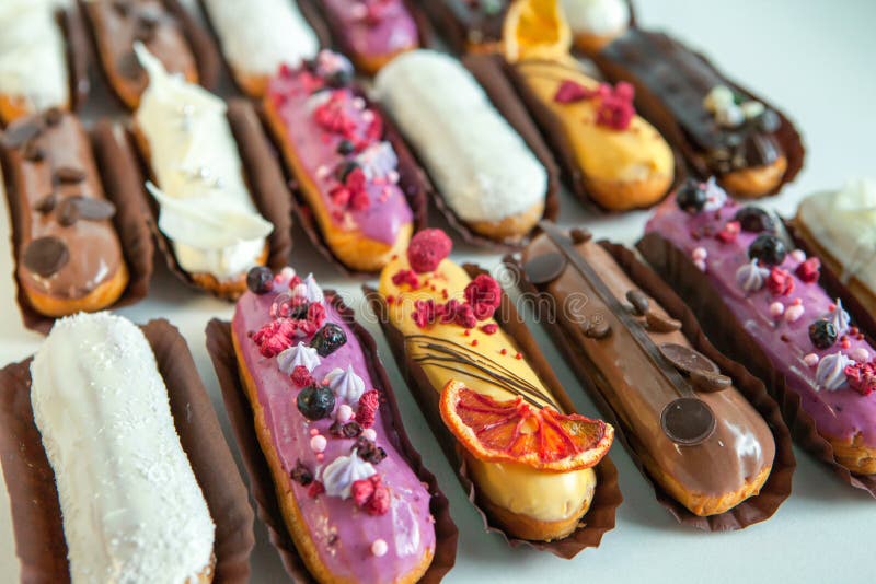 Einige Eclairs Mit Verschiedenen Farbigen Arten Von Füllungen Stockbild ...