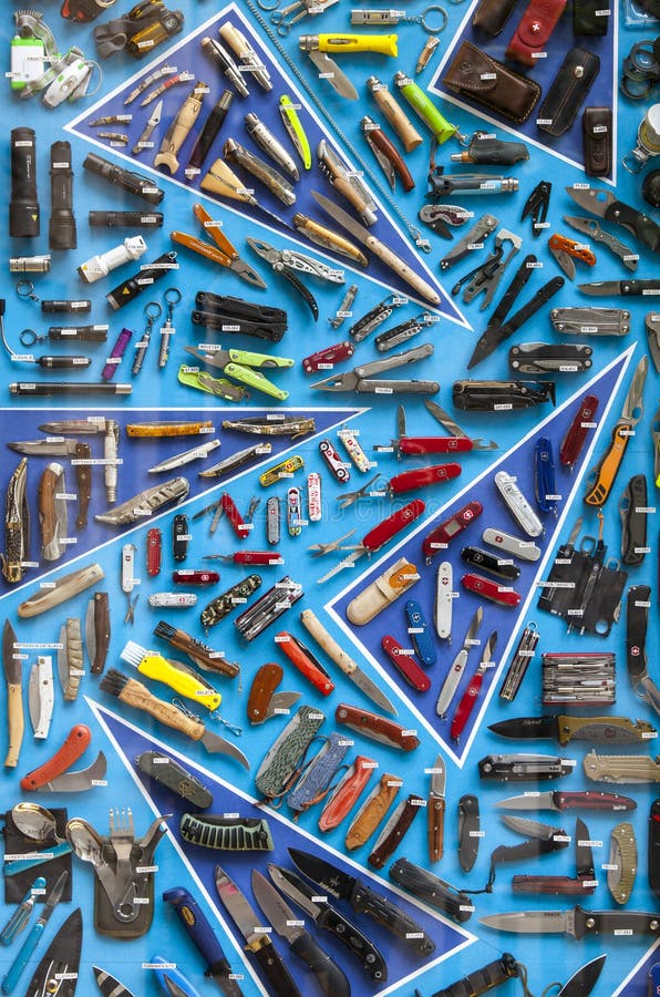 Stellen Sie Vorrat mit Messern, Schraubenziehern, Fackeln und Werkzeugen zur Schau stockfotos Stellen Sie Vorrat mit Messern, Schraubenziehern, Fackeln und Werkzeugen zur Schau stockfotos