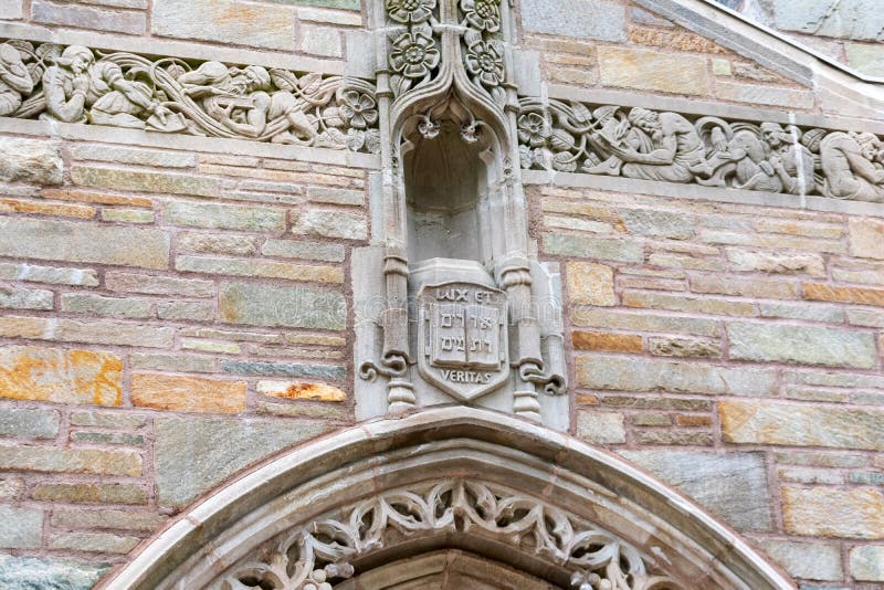 Stemma dell'Università di Yale sulla facciata storica dell'edificio. parole ebraiche urim e thummim, luci e perfezioni. parole lat